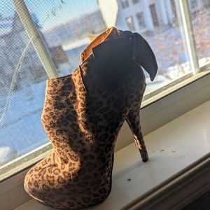 Very nice comfortable leopard print heel 6 in with a bowl on the back p